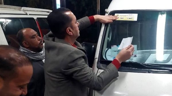تعليق لافتات للإعلان عن التعريفة الجديدة بمواقف السيارات في المنوفية