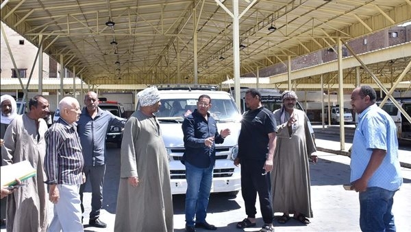 سكرتير مساعد الأقصر يتابع الالتزام بتطبيق التعريفة الجديدة لسيارات الأجرة.. صور