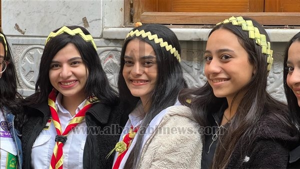 بالصور.. أطفال كنيسة الأنبا بيشوي ببورسعيد يصنعون أشكالا مبهجة من الخوص احتفالا بأحد السعف