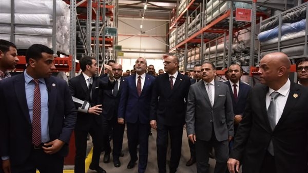 وزير العمل يصطحب نظيره التركي في زيارة إلى شركة "جيد تكستايل" بالعاشر من رمضان