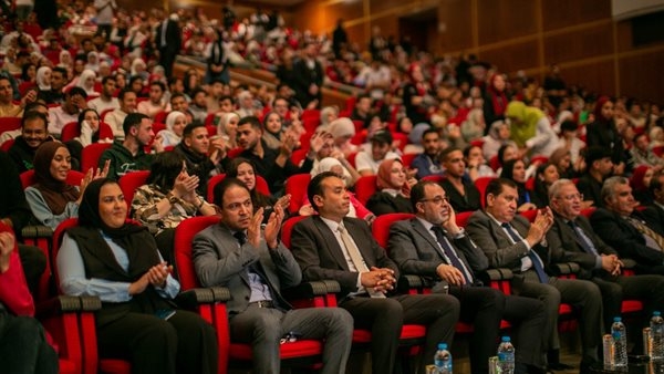 في قلب مجمع الفنون.. شارع العلوم يضيء جامعة حلوان بأكبر عرض علمى