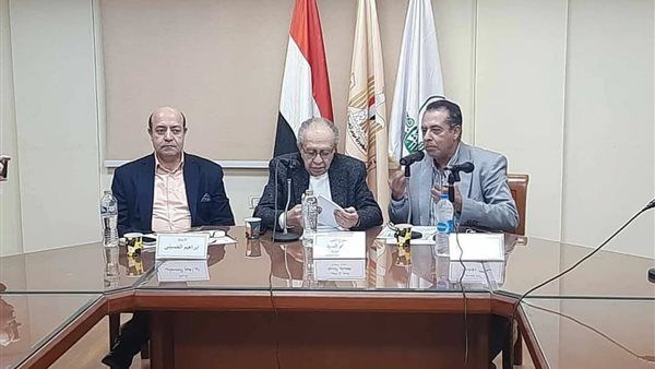 قراءات نقدية ومناقشات حول أدب نجيب محفوظ والمسرح في أعماله.. صور