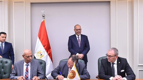 توقيع بروتوكول تعاون بين وزارة العمل وغرفة الملابس لسد احتياجات القطاع