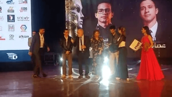 بالفيديو.. لحظة تكريم طه دسوقي وعصام عمر في مهرجان الفضاءات المسرحية