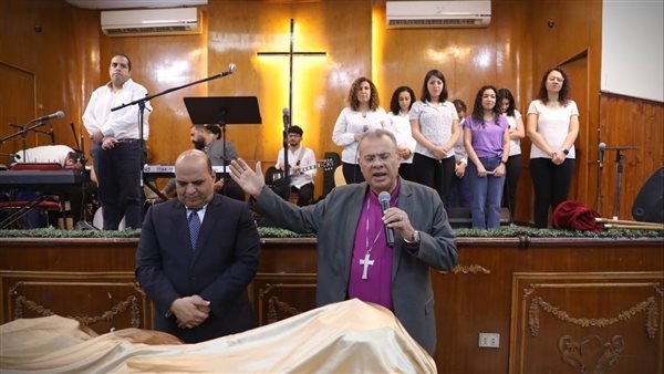 رئيس الطائفة الإنجيلية يشارك شعب الكنيسة بعين شمس احتفال "خميس العهد"