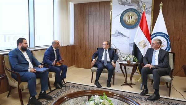 وزير البترول يناقش مع "أديس" خططها لزيادة معدلات إنتاج الزيت الخام
