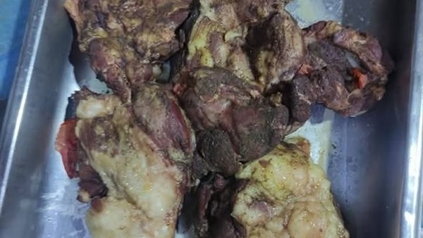 ضبط 100 كيلو مانجو ولحم غير صالح داخل مصنع بالعبور