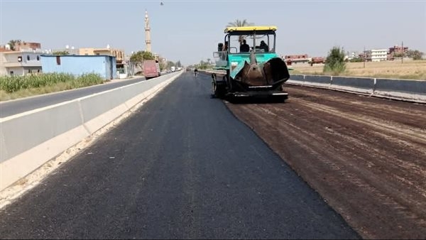 استمرار أعمال الرصف والتطوير بطريق فاقوس