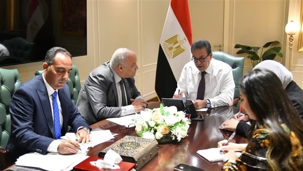 وزير الصحة يبحث آليات دعم الأطباء وتطوير برامج التدريب وبيئة العمل.. صور