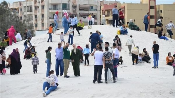 جبال الملح تجذب المواطنين للاحتفال بشم النسيم في بورسعيد.. صور