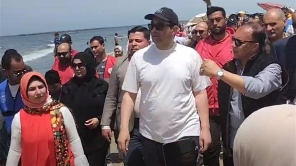 محافظ دمياط لمصطاف: "الشواطئ مجانا ومحدش يأخد منكم جنيه"
