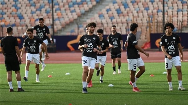 منتخب الشباب يجري عمليات الإحماء قبل مواجهة نيجيريا.. صور