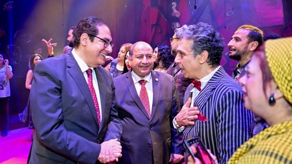 رئيس جامعة القاهرة يشهد العرض المسرحي "حاجة تخوّف" ويشيد بالفن الهادف