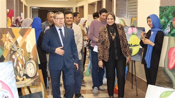 رئيس جامعة مطروح يفتتح معرض 'رُؤى تشكيلية' ويشيد بإبداعات طلاب التربية الفنية