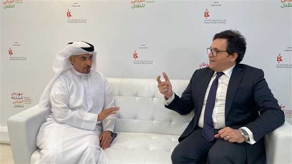 وزير الثقافة يلتقي الرئيس التنفيذي لهيئة الشارقة للكتاب ويجري جولة موسعة بأجنحة مهرجان الشارقة القرائي للطفل