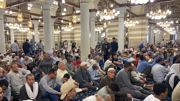 بالصور.. شعائر صلاة الجمعة من مسجد السيدة زينب