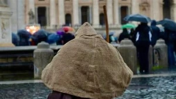 الله أوحى به لرجل فقير قصة انتخاب البابا فرنسيس كما لم تُروَ من قبل