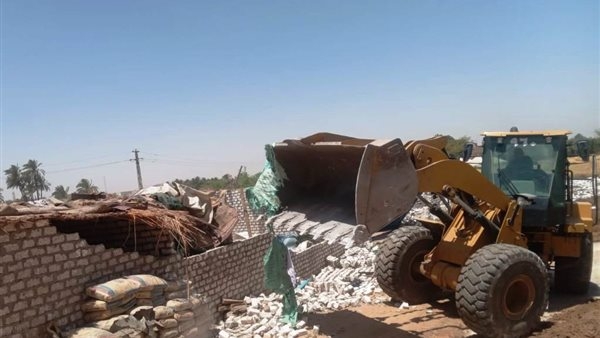 تكثيف أعمال إزالة التعديات ورفع الإشغالات والنظافة بمدن كوم أمبو وإدفو وأسوان