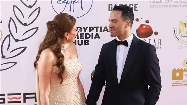 بشرى وزوجها على السجادة الحمراء لمهرجان الإسكندرية للفيلم القصير