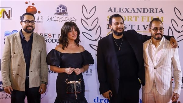 النجوم يتوافدون على السجادة الحمراء لمهرجان الإسكندرية للفيلم القصير