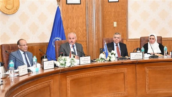 مجلس جامعة قناة السويس يناقش استعدادات امتحانات نهاية العام