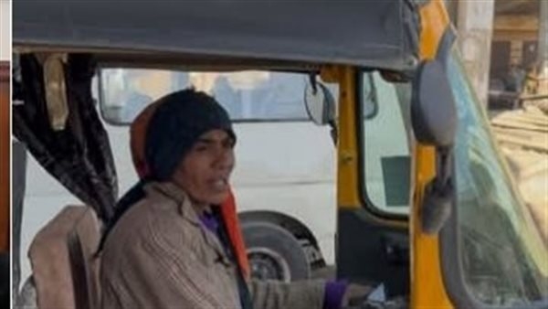قصة كفاح مني.. من جني النخيل إلى قيادة «التوك توك»
