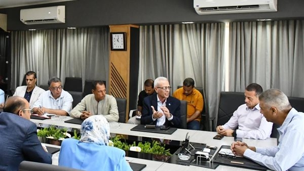 محافظ أسوان يتابع تنفيذ مشروع الزراعة الذكية مناخيًا بـ12 قرية ونجعا