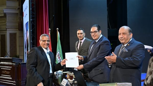 مجلس جامعة القاهرة يكرم فريق العمل المشارك فى التنظيم الناجح لزيارة الرئيس الفرنسي