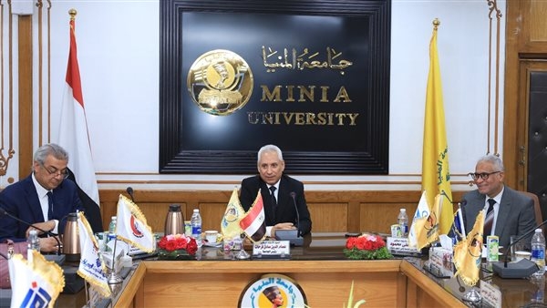 صرف مستحقات التقادم الخمسي ومكافأة أعضاء هيئة التدريس والعاملين بجامعة المنيا