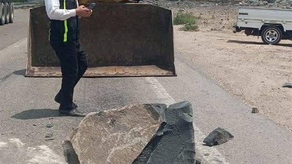 سقوط صخرة تثير الذعر وتصيب 2 في حادث مروري بدمياط