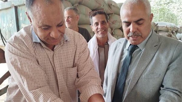 رئيس مركز ديرمواس يتابع توريد محصول القمح