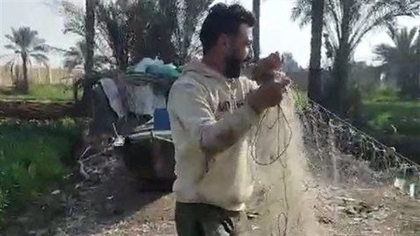 إبراهيم «صياد الترعة» يروي حكايته مع القناعة والصبر