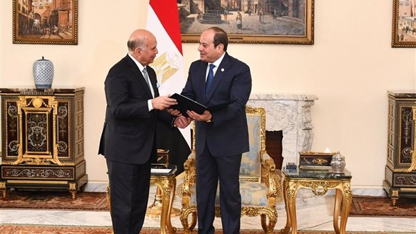 أخبار مصر اليوم.. السيسي يستقبل رئيس جمهورية القُمر ويتسلم دعوة حضور القمة العربية بالعراق
