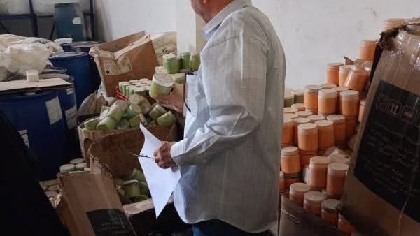 ضبط 2 طن مواد خام مستخدمة لتصنيع مستحضرات التجميل منتهية الصلاحية بالشرقية