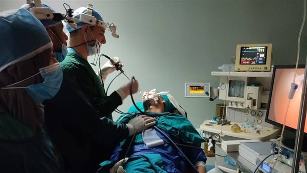 «مستشفى الزاوية» تعلن نجاح أول جراحة باستخدام منظار FESS لمريض يعاني من انسداد أنفي