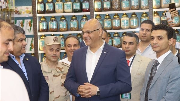 محافظ القليوبية يفتتح منافذ بيع جهاز مستقبل مصر لتوفير السلع بأسعار مُخفضة