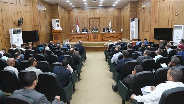محافظ قنا يترأس اجتماعًا لمتابعة مشروعات التنمية والخدمات العامة