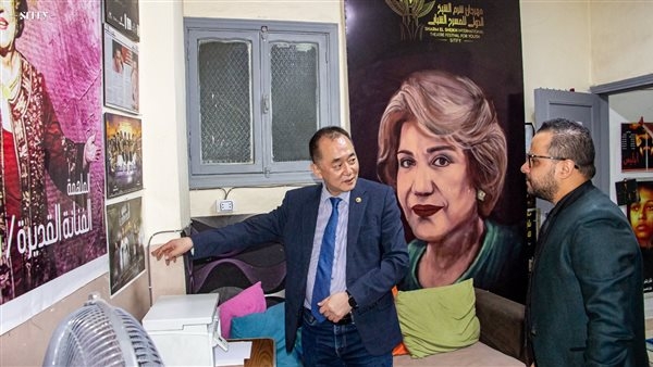 رئيس الجمعية الكورية للمسرح في زيارة لمقر مهرجان شرم الشيخ الدولي.. صور
