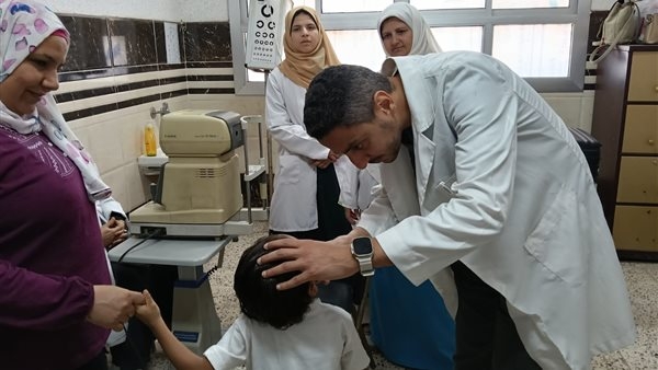 جامعة بنها: توقيع الكشف الطبى على 80 حالة بمدرسة المكفوفين ببنها