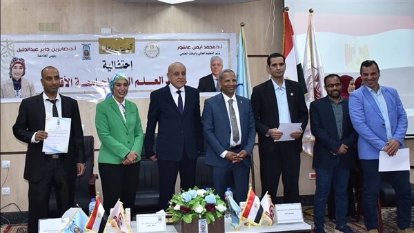 محافظ الأقصر يشهد احتفالية عيد العلم الثاني بمقر كلية الطب.. صور