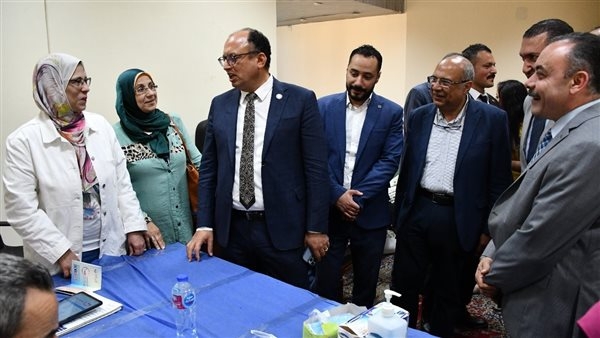 رئيس جامعة حلوان يتفقد المبادرات الطبية للكشف المبكر عن الأورام والأمراض المزمنة