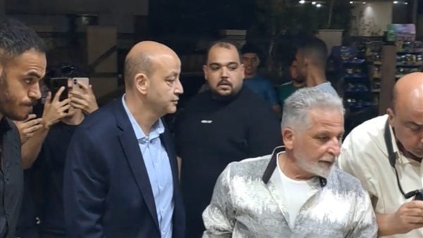 أبرزهم عمرو أديب وأشرف زكي.. نجوم الفن والمشاهير يتوافدون على عزاء حماة محمد السبكي