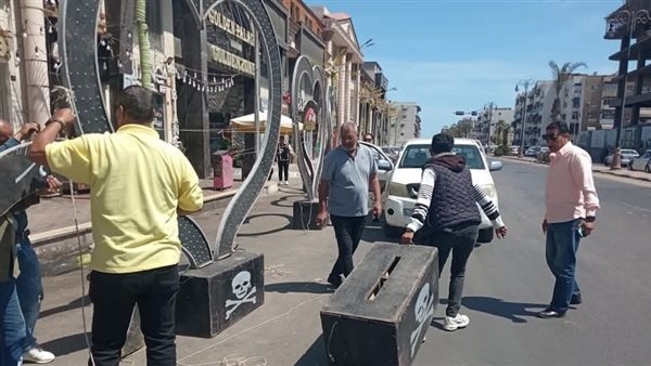 بالصور.. حملة لمصادرة قلوب الأفراح المضيئة من شوارع بورسعيد