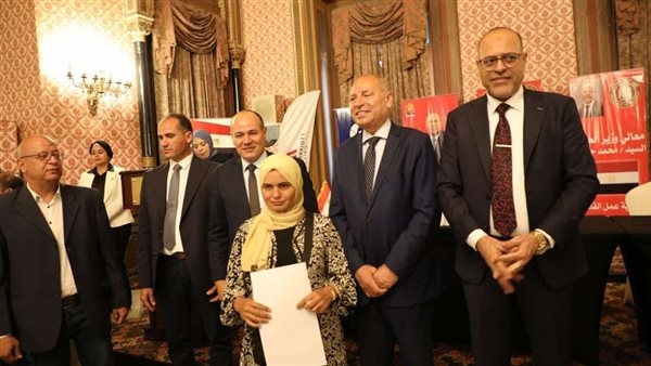 وزير العمل ومحافظ القاهرة يُسلمان عقود عمل جديدة لذوي همم بشركات القطاع الخاص