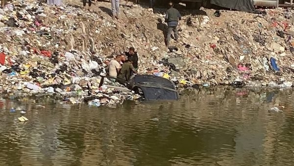 انتشال سيارة ملاكى عقب سقوطها في ترعة الشرقاوي بالقليوبية
