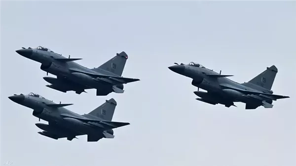 الطيران الباكستاني يبدأ هجومًا على الهند
