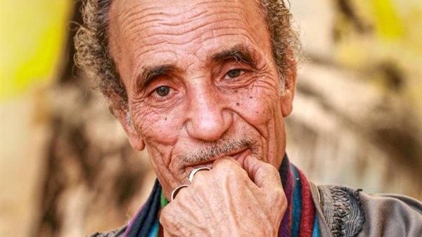 موهبته الفطرية أبهرت العالم.. حكاية فنان المنيا.. من أوراق الجزارة إلى متحف اللوفر