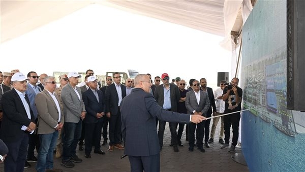 رئيس الوزراء يتفقد مشروعي "رووتس" و"سكاي للموانئ"