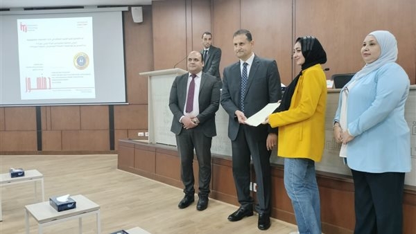 جامعة دمنهور تكرم خريجي التدريب بمعهد تكنولوجيا المعلومات- صور