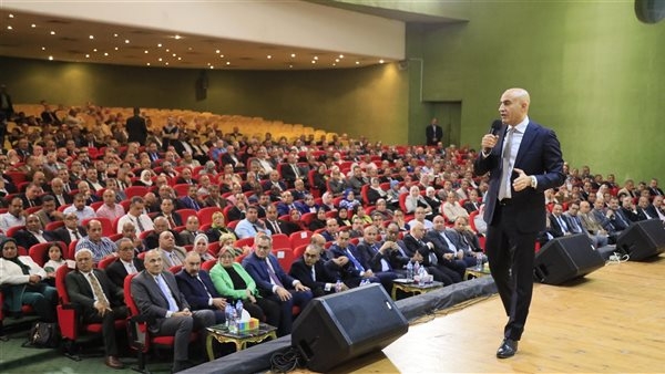 وزير التعليم يناقش الاستعداد للامتحانات ويعلن  تعميم التغذية المدرسية الساخنة